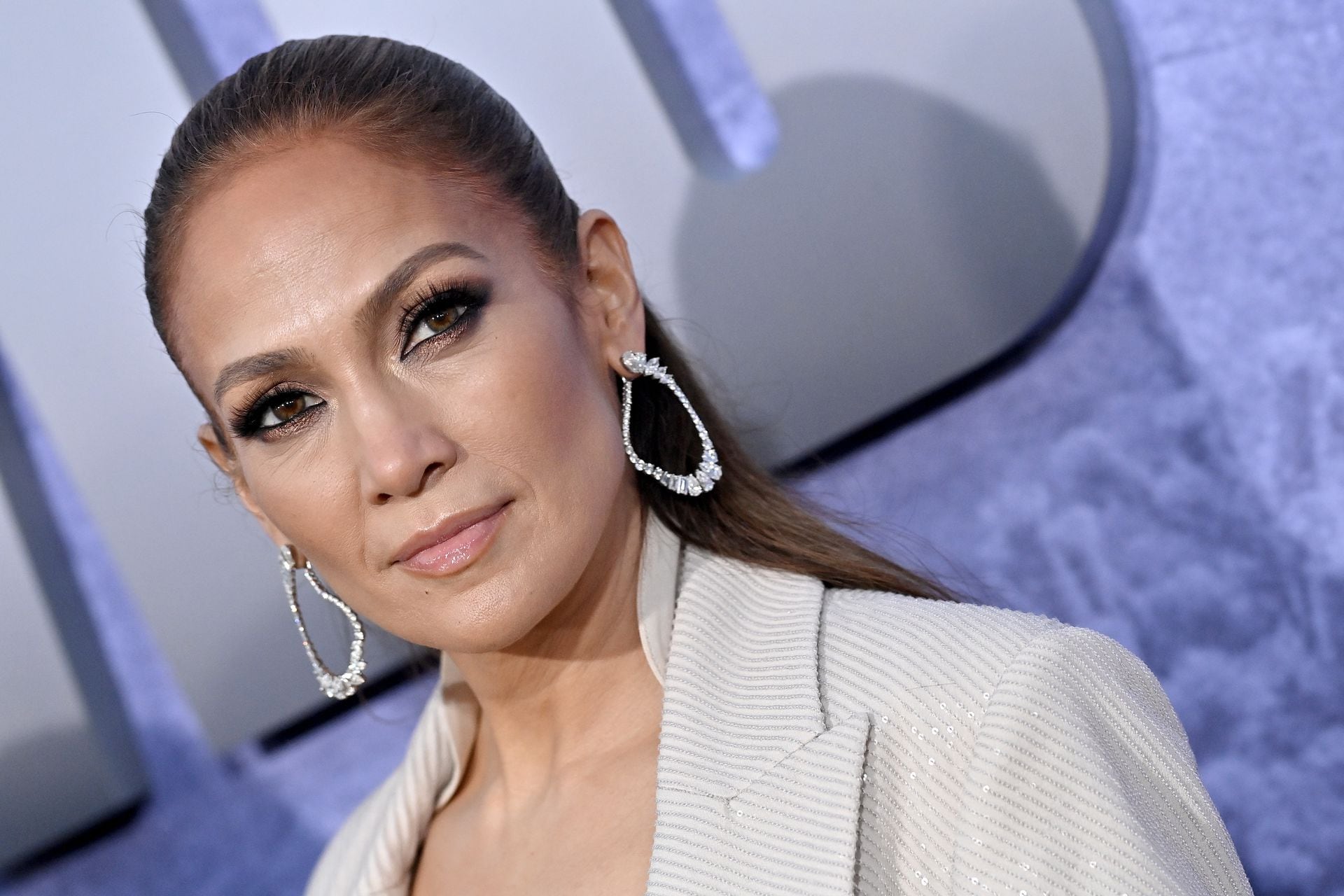 Jennifer Lopez tira selfie sem camisa e choca internet com sua boa forma -  Uai Saúde
