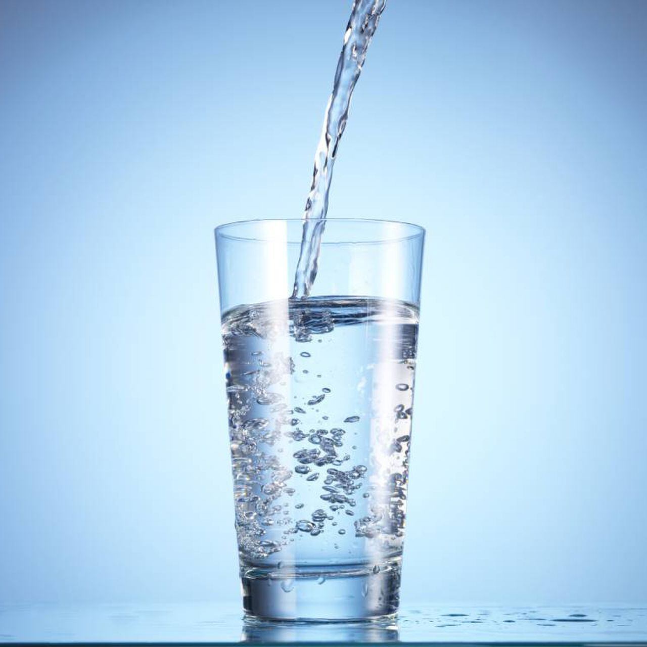 Por qué deberías beber un vaso de agua en ayunas?